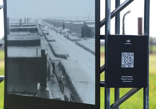 QR an einer Informationstafel der Gedenkstätte Auschwitz-Birkenau