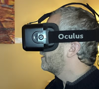 Christian Hönemann mit der VR-Brille Oculus