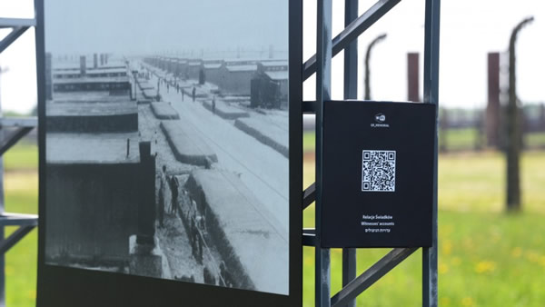 QR an einer Informationstafel der Gedenkstätte Auschwitz